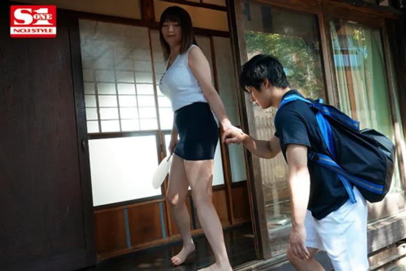 Anh chàng dâm dục cây hàng khi nhìn trộm em họ "đi ngoài" với chồng