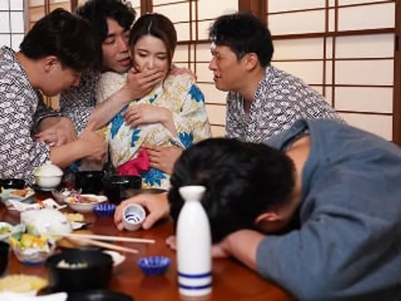 đưa cô vợ đi suối nước nóng, chồng yêu không biết người vợ bị người khác phang sấp mặt