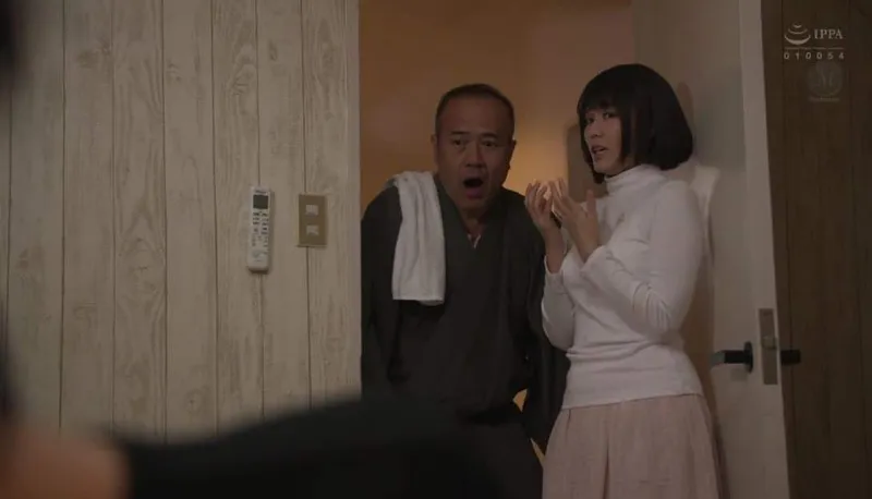 Bố người chồng gài bẫy con dâu để tống tình mỗi ngày