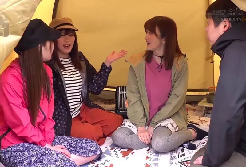 Chuyện lạ đời, chồng yêu thay vợ yêu đi cắm trại với mấy cô bạn của vợ ở khu phố…