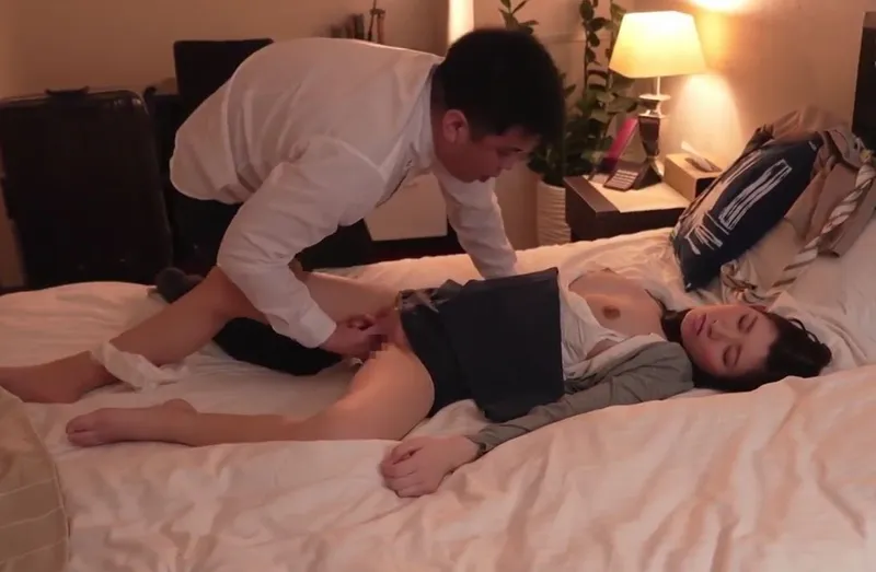 Biết em thư ký sắp kết hôn, cấp trên chuốc thuốc mê địt cô nàng cả đêm trong chuyến công tác