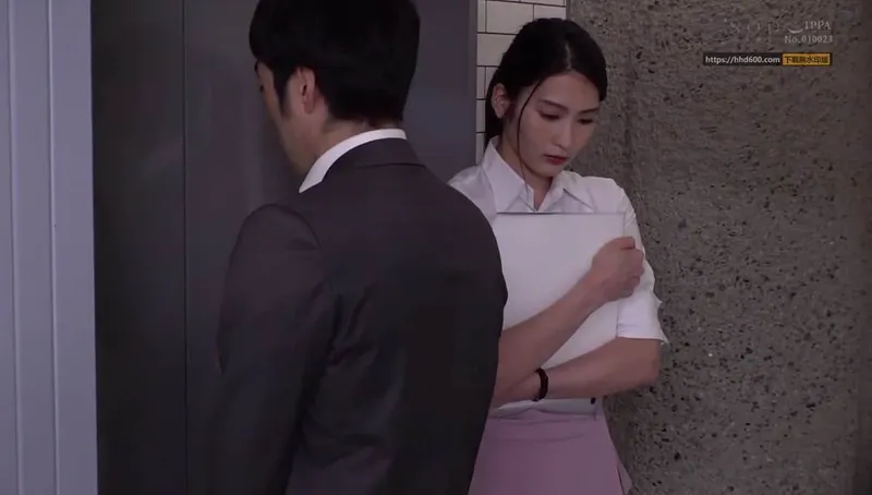 Em thư ký khổ tâm bị tiền bối bắt vào nhà trọ phục vụ đối tác