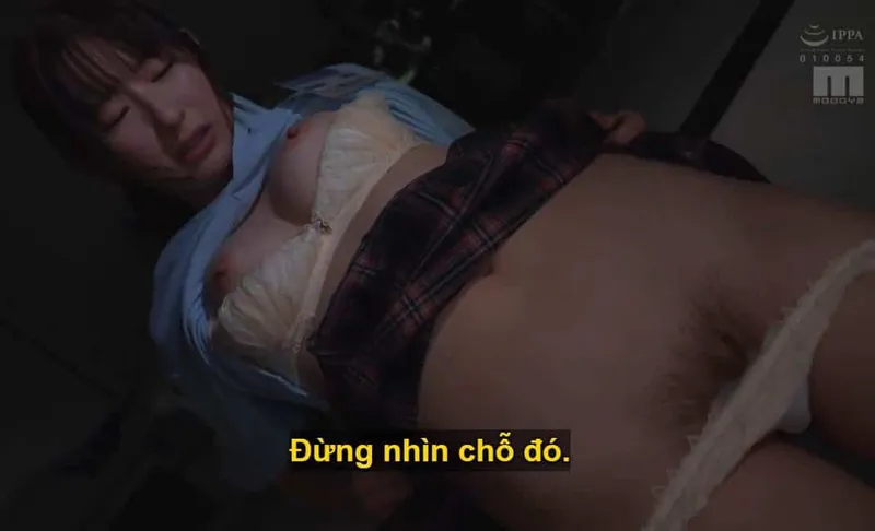 Người sếp dự tính "làm tình" với em nhân viên kiêu kỳ lười nhác, suốt ngày chỉ chăm chăm nhắn tin yêu đương.